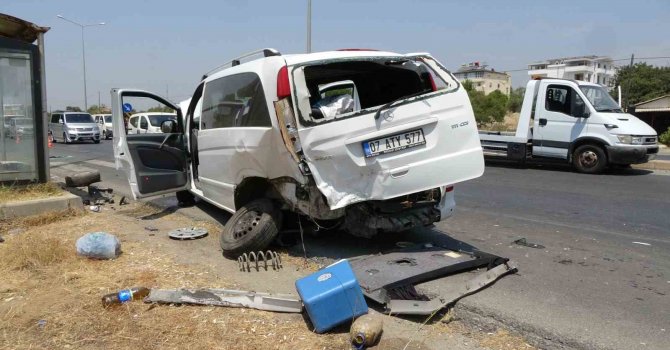 Tali yoldan çıkan minibüse otomobiller çarptı: 5 yaralı