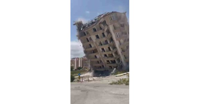 10 katlı binanın yıkımı esnasında meraklı vatandaşların yaşadığı panik kamerada