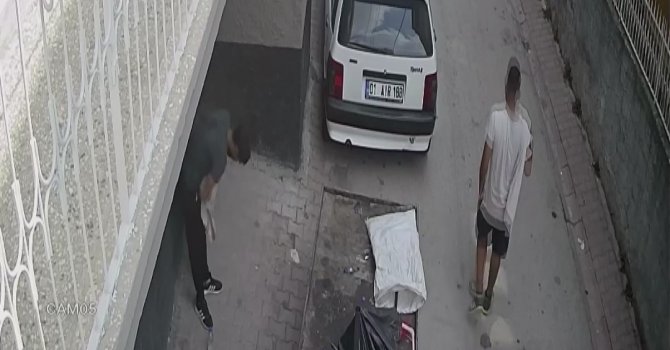 Eskici kılığına giren hırsızlar hasarlı evden eşya çaldı