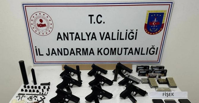 Kargoyla silah ticareti yapan baba ve oğluna jandarma operasyonu