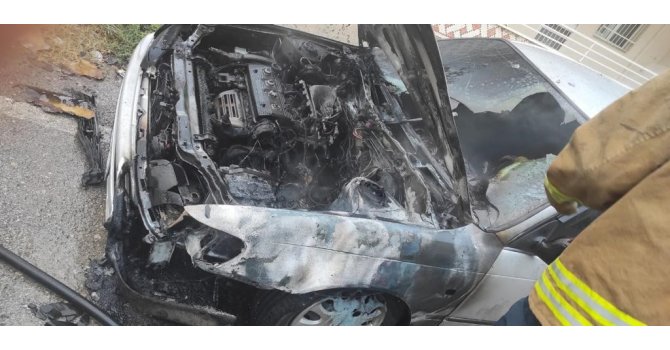 Yanan araç demir yığınına döndü
