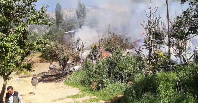 Adana’da ev yangınına havadan müdahale