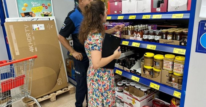 Kemer’de zabıtadan marketlerde denetim