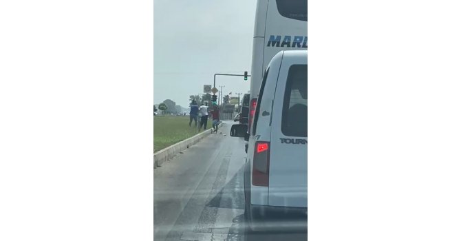 Tartıştıkları minibüs şoförünü herkesin gözü önünde darp ettiler