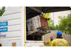 Tarsus’ta çöp konteynerleri yıkanarak dezenfekte ediliyor