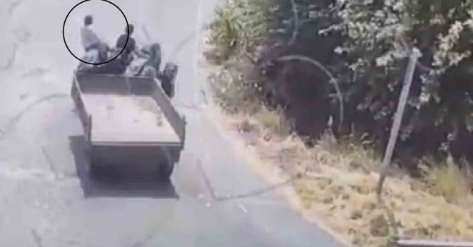 Düştüğü traktörün altında kaldı: Gencin ölüm anları kameraya yansıdı