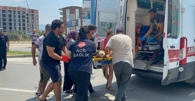 Düğün konvoyu geçerken yola çıkan çocuğa otomobil çarptı