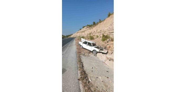Manavgat’ta otomobil takla atıp şarampole yuvarlandı: 1 yaralı