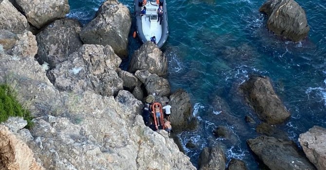 30 metrelik falezlerin alt kısmında hareketsiz yatan şahsı deniz polisi kurtardı