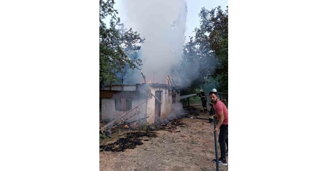 Burdur’da bağ evi yangında kül oldu