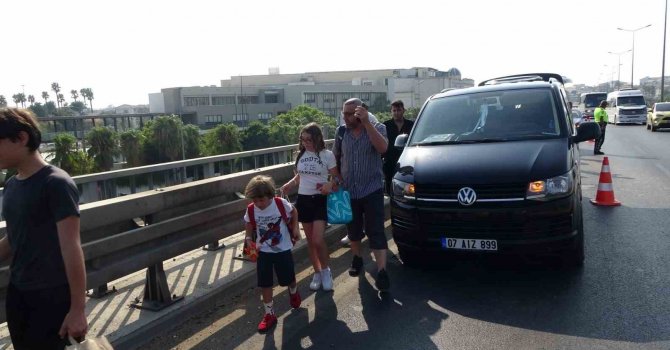 Lastiği patlayan tur minibüsü 3 araçlı kazaya neden oldu: 3 yaralı