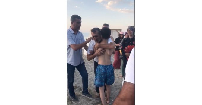 Öldü sandığı oğlunun yürüyerek geldiğini görünce sevinçten gözyaşlarına boğuldu