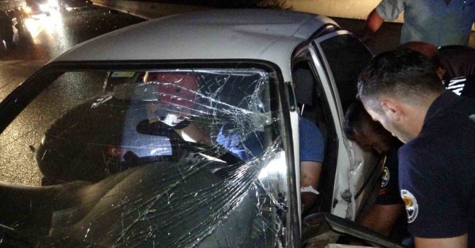 Adana’da otoyolda otomobiller çarpıştı, sıkışan sürücüyü itfaiye kurtardı