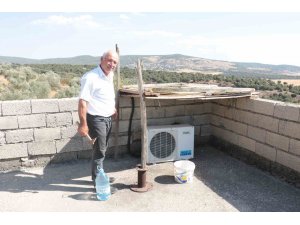 Sıcaktan arızalanan klima motoruna gölgelik yaptı