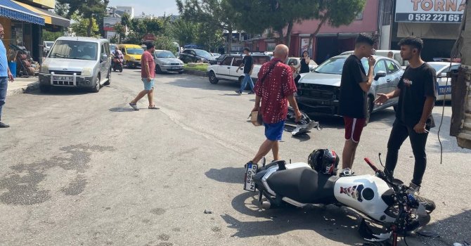 Kamyonetin altında kalan motosiklet sürücüsü kaskı sayesinde ölümden döndü