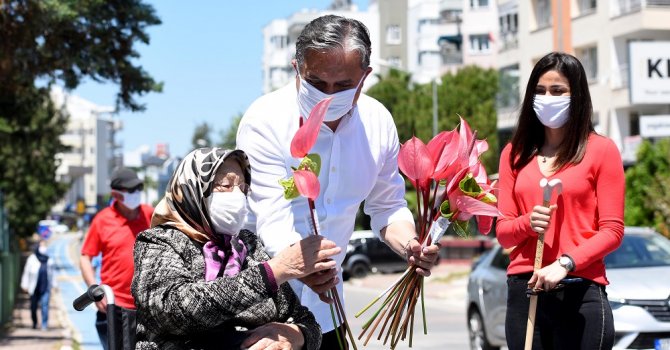 Muratpaşa, kıdemli kent sakinlerini sokakta çiçeklerle karşıladı