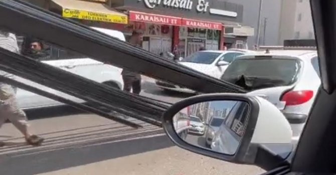 Kamyonetteki demir otomobile ok gibi saplandı