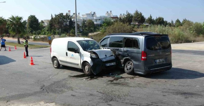Antalya’da tur minibüsü ile hafif ticari araç çarpıştı: 3 yaralı