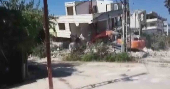 Binanın yıkım esnasında iş makinasının üzerine çöktüğü anlar kamerada