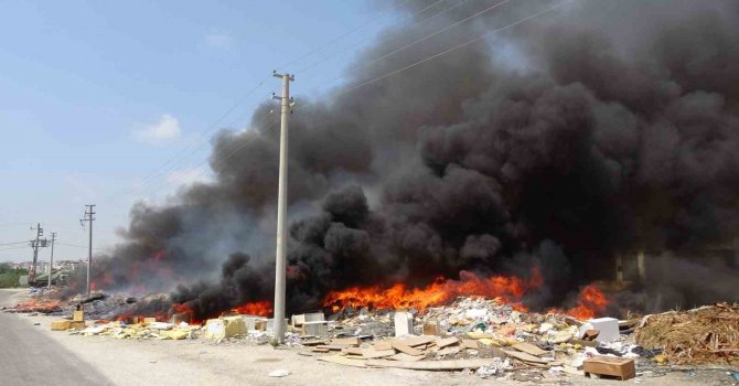 Manavgat’ta korkutan hurdalık yangını