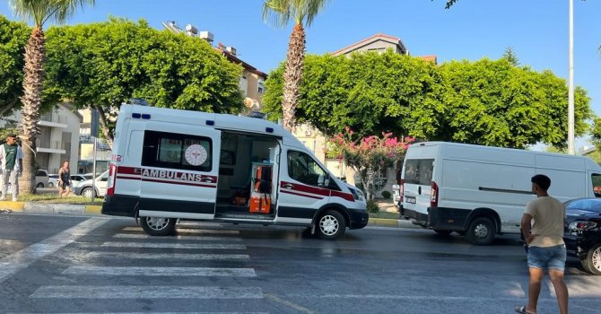 Yayaya yol verdi, kazaya karıştı