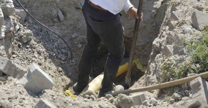 İnternet altyapı kazısı doğal gaz borusunu deldi, kısa süreli panik yaşandı