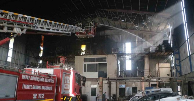 Kaportacıda çıkan yangın, iş yerlerine sıçramadan söndürüldü