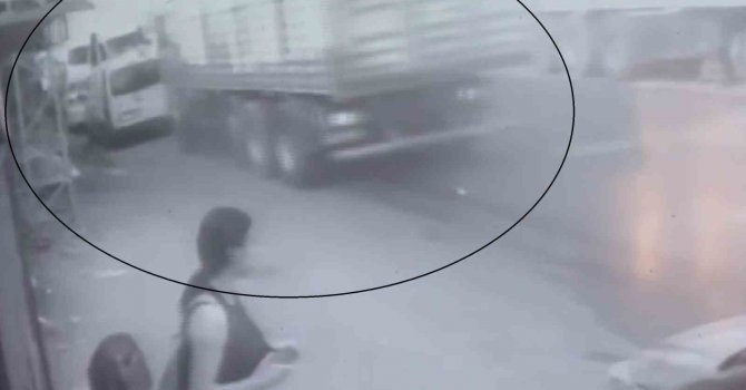 Kamyonun tıra çarpıp, park halindeki araçları biçtiği anlar kamerada
