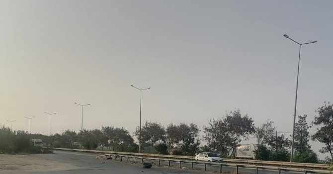 Tur minibüsü önce bariyere, sonra yayaya çarptı: 2 yaralı