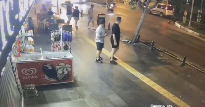 Otomobilin altında kalmaktan kıl payı kurtuldu