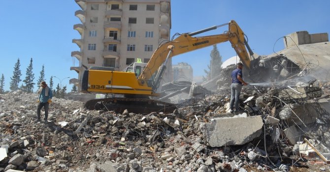 Yıkım esnasında iş makinesi enkaz altında kaldı
