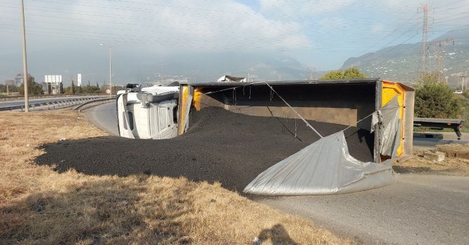 Tır virajı alamayınca tonlarca kömür yere döküldü