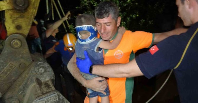 Isparta’da sondaj kuyusuna düşen çocuk 5 saatlik çalışma ile kurtarıldı