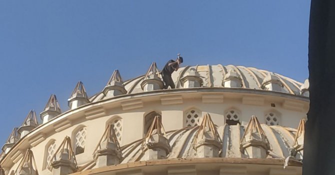 Eline çekici alan gençler, cami kubbesindeki alüminyum için canlarını hiçe saydılar