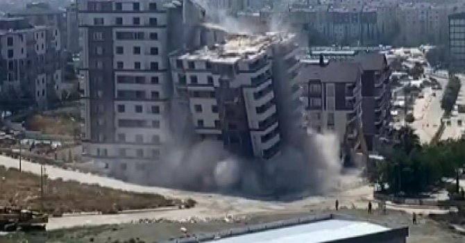 13 katlı binanın kağıt gibi yerle bir olduğu anlar kamerada