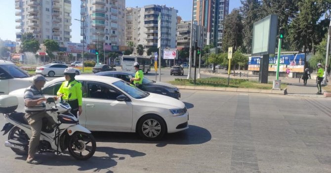 Adana’da trafik ekiplerinden "yaya" uyarası