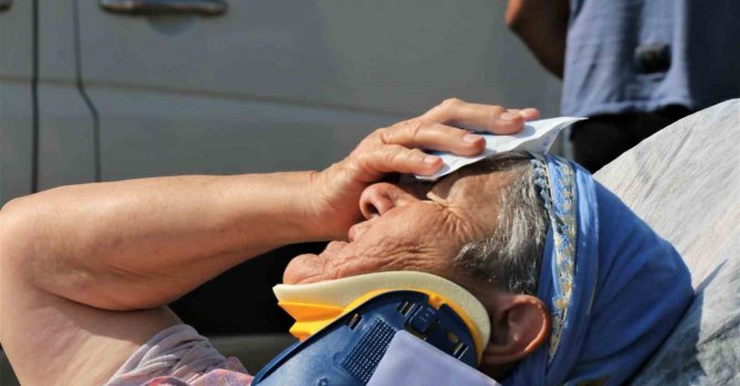 Servis minibüsü yolcu almak için duran halk otobüsüne arkadan çarptı: 4 yaralı