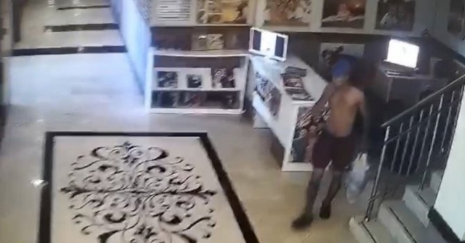 Otelden fotoğraf makinesi çaldı, çaldığı elektrikli bisiklette uyurken yakalandı
