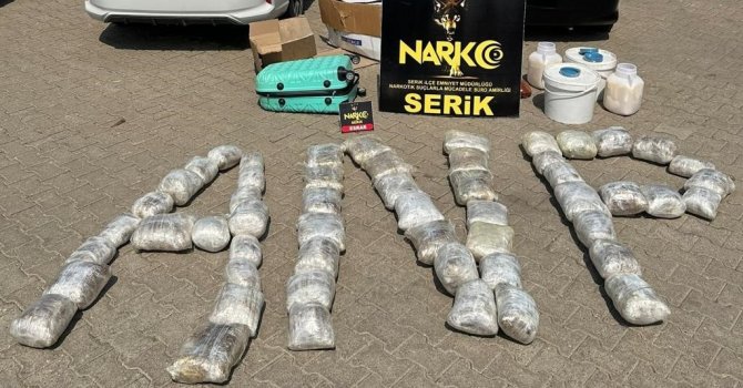 Doğu illerinden valizlerle Antalya’ya getirilen 51 kilo esrar polis takibine takıldı
