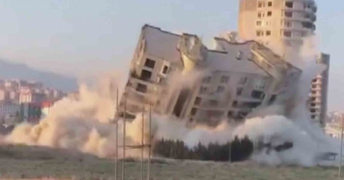 Dinamitle patlatılan 16 katlı devasa rezidans bir anda yerle bir oldu