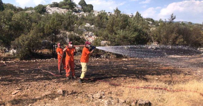 Antalya’da bozuk ormanlık alanda çıkan yangın söndürüldü