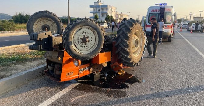 Antalya’da otomobil traktöre çarptı: 2 yaralı