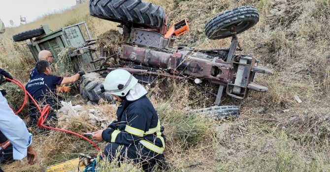 Devrilen traktörün altında kalan sürücüyü itfaiye ekipleri kurtardı