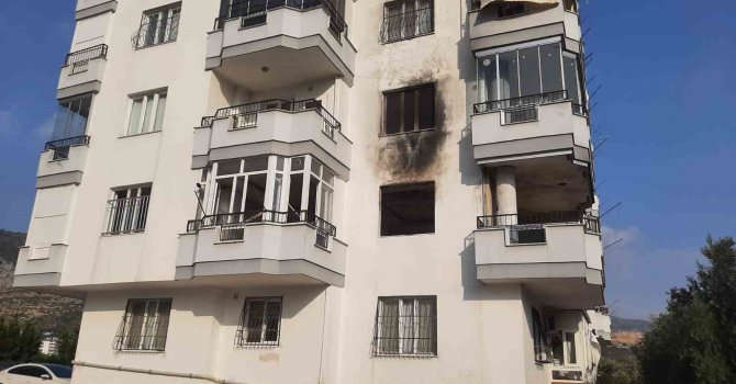 Bir haftada 8 yangın çıkan binada apartman sakinleri sopayla nöbete başladı
