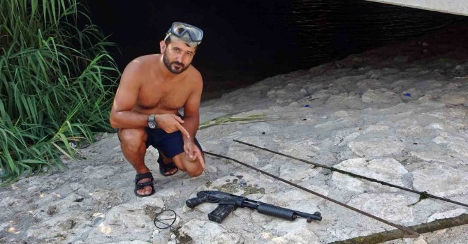 Madeni para için daldığı çayın dibinden pompalı tüfekle çıktı