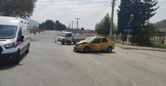 Gazipaşa’da ticari taksi ile kamyonet çarpıştı: 4 yaralı
