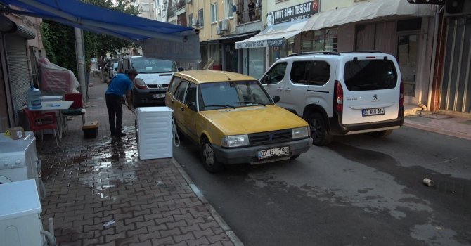 Araba siperli silahlı çatışmadan çıkan mermi dükkanının önünde duran spotçuyu kalbinden vurdu