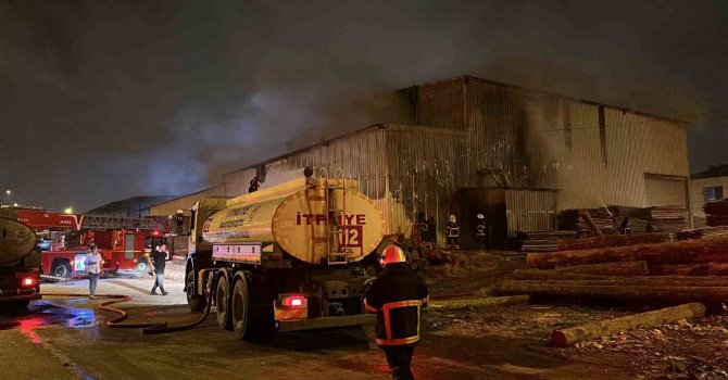Adana’da kereste imalathanesi yandı