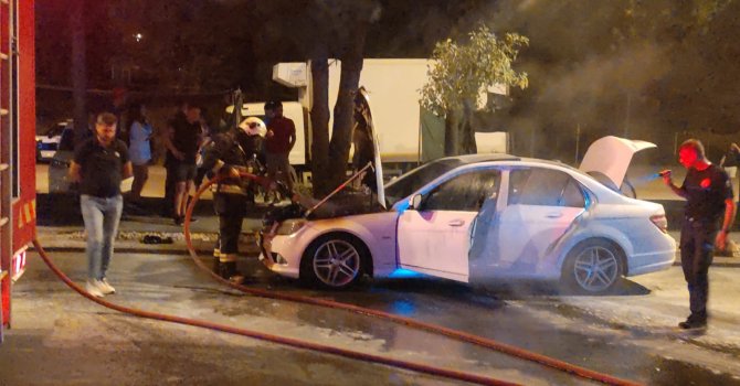 Park halindeki lüks otomobilde korkutan yangın