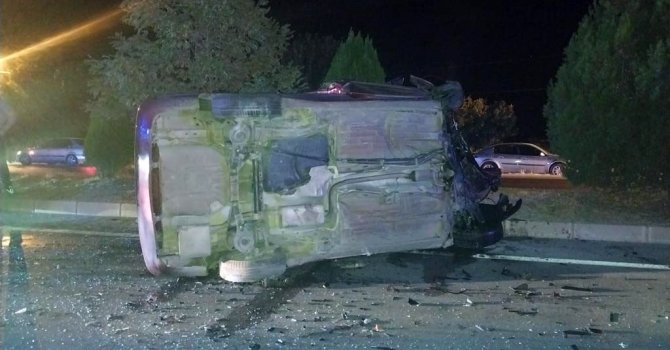 Ters şeride giren otomobil kazaya neden oldu: 1 ölü, 3 yaralı